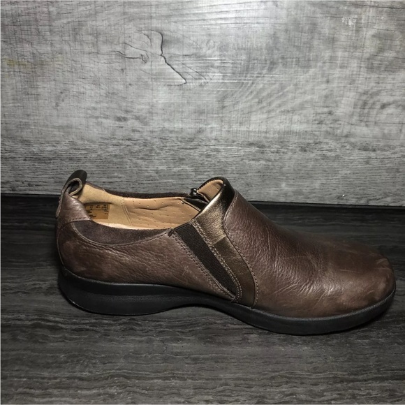 Clarks Unstructured Un Adorn Size 8.5 Side-Zip Slip-Ons Dark Brown W/Bronze Trim - Picture 8 of 11